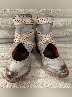 Brand New Freebird Sapphires. Never worn. Size 7. Color: Ice